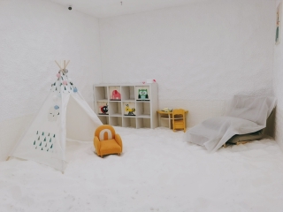 A white children's salt room with a salt-covered floor and a tent at TSR Bear in Taiyuan, Shanxi, China