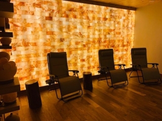 University Of Richmond Urwell Salt Room. Three Lounge Chairs Lined Up Next To Each Other In Front Of Salt Tiled Wall.