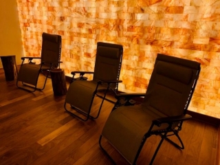 University Of Richmond. Urwell Salt Room. Three Lounge Chairs Lined Up Next To Each Other In Front Of Salt Tiled Wall.